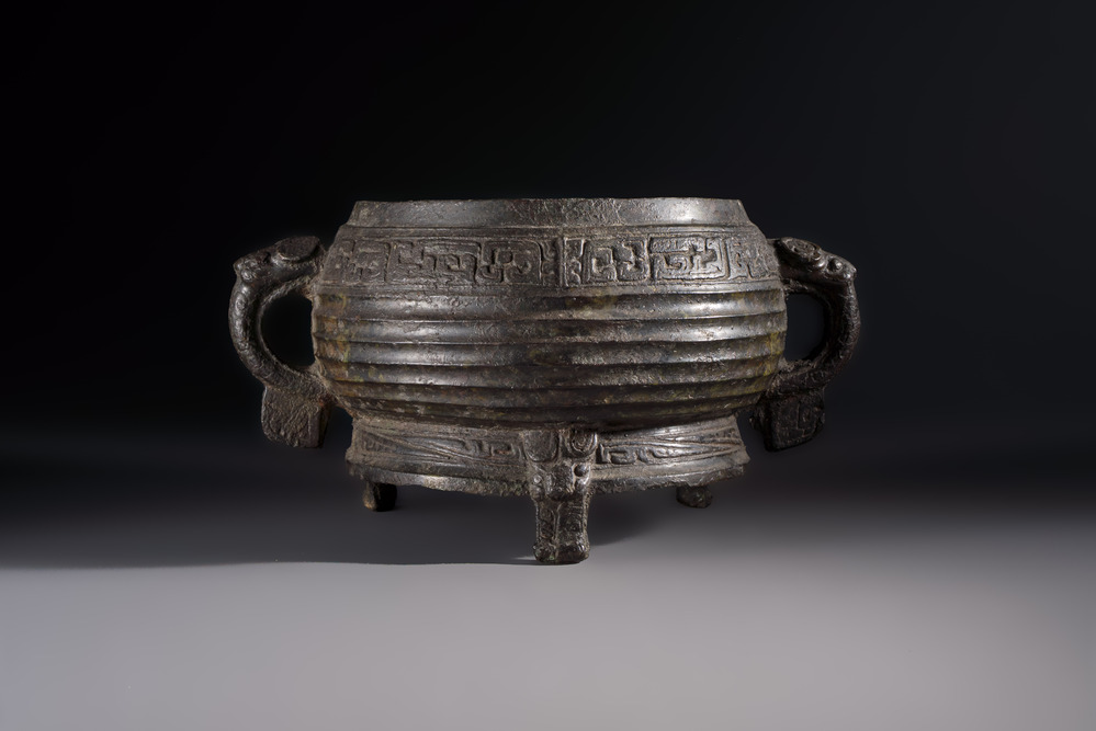 A Chinese archaic ritual tripod food vessel with Taotie design, 'Gui 簋', Western Zhou