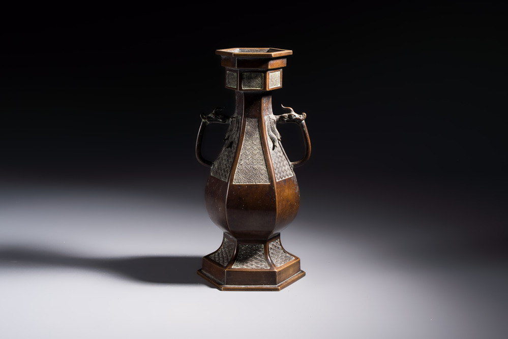 A Japanese bronze vase, Xuande mark, Edo/Meiji, 19th C.