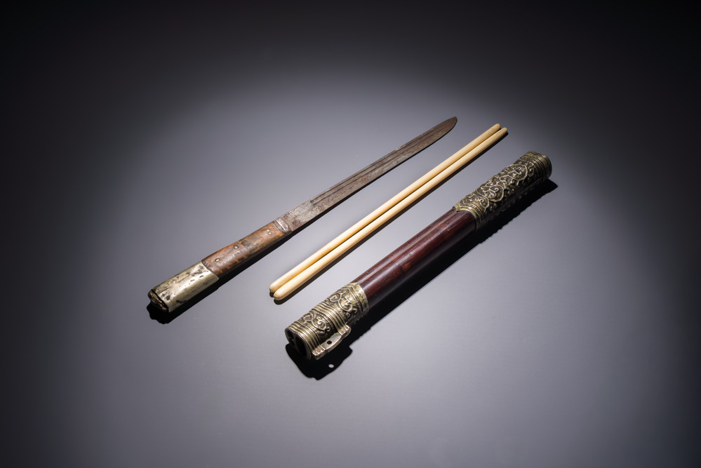 A Chinese travelling set with a pair of chopsticks and a knife, 19th C.