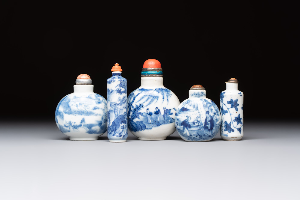 Five various Chinese blue and white snuff bottles, Yongzheng, Qianlong and Tongzhi marks, 19th C.