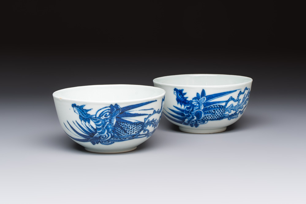 A pair of Chinese blue and white 'Bleu de Hue' bowls with phoenix and scroll design, Noi Phu 內府 mark, 19th C.