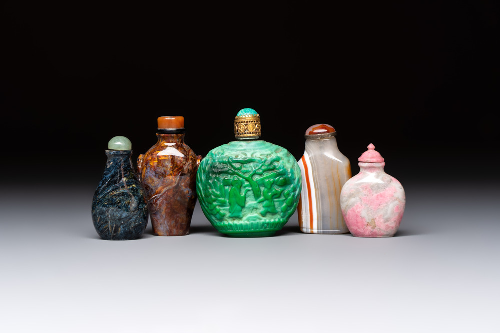 Five Chinese hardstone and glass snuff bottles, 20th C.