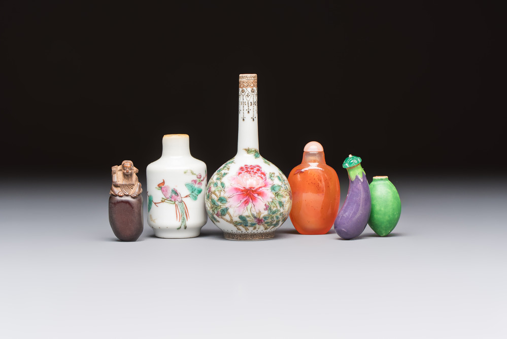 A group of four Chinese porcelain and agate snuff bottles, a miniature vase and a carved seed, Yongzheng and Qianlong marks, 19/20th C.