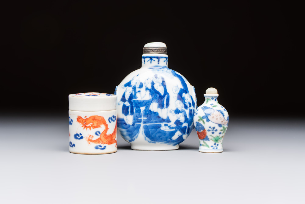 A Chinese iron-red 'Dragon' covered box, a blue and white '100 Boys' and a famille verte 'Fish' snuff bottle, Shunzhi mark, 19th C.