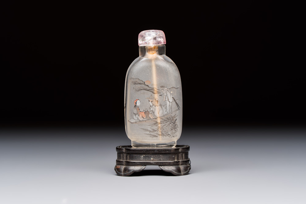 A Chinese inside-painted snuff bottle on wooden stand with figural and insect design, signed Ma Shaoxuan 馬少宣, 20th C.