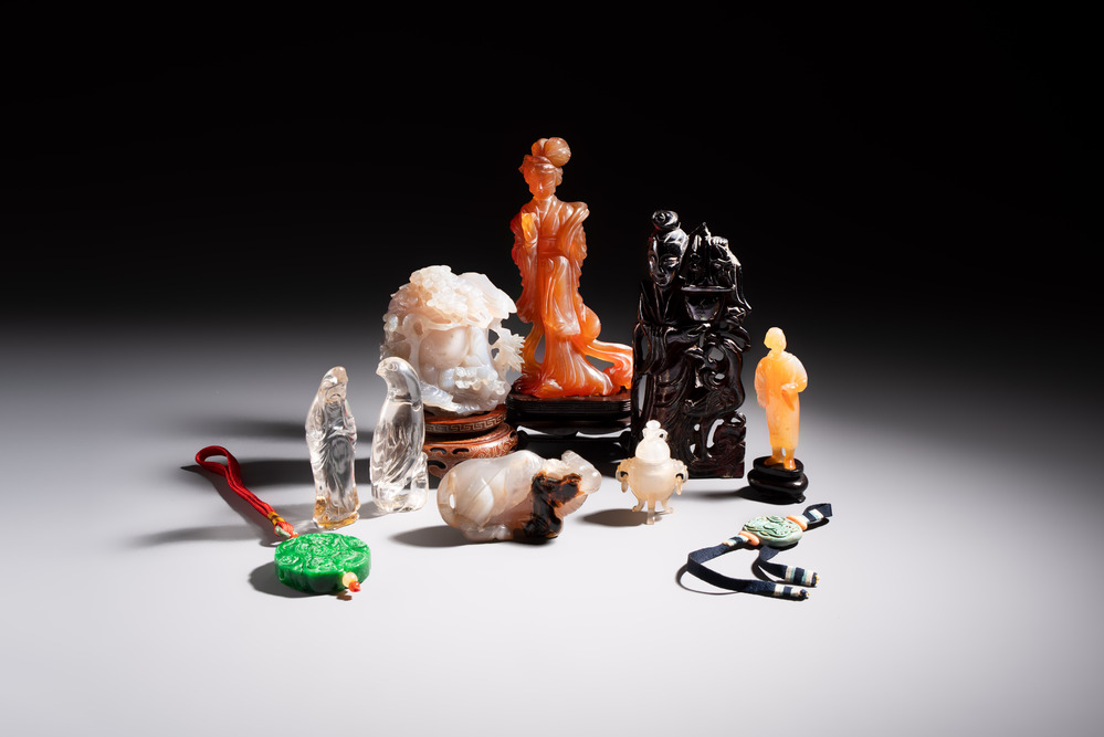 A group of ten Chinese hardstone and cherry amber carvings, 20th C.