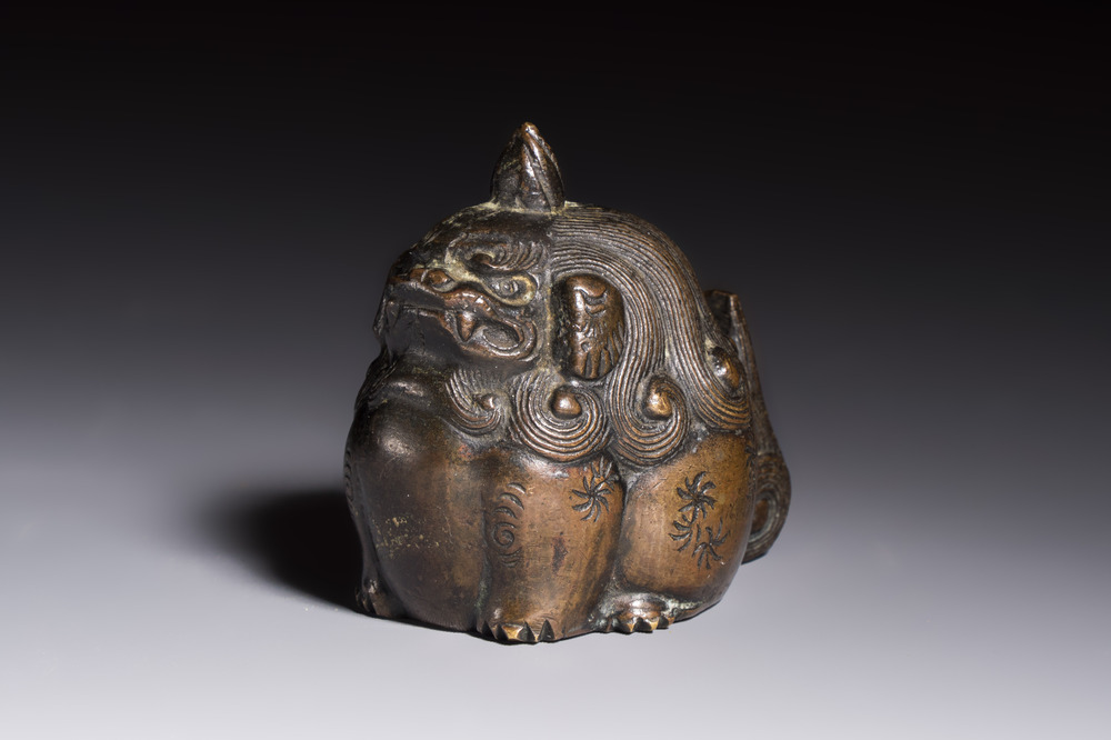 A Japanese bronze 'Shishi' paperweight, Meiji, 19th C.