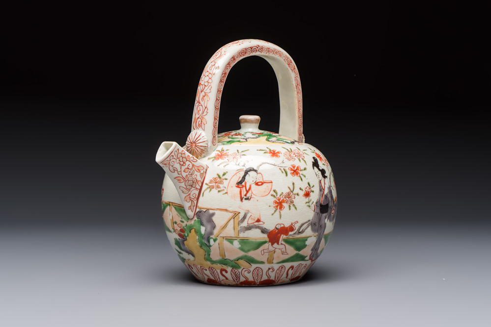 A Japanese Arita wine pot and cover with figural design, Edo, 17th C.