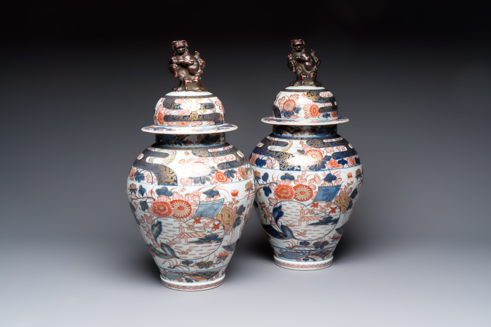 A pair of French Imari-style vases and covers with shishi finials, Samson, Paris, 19th C.