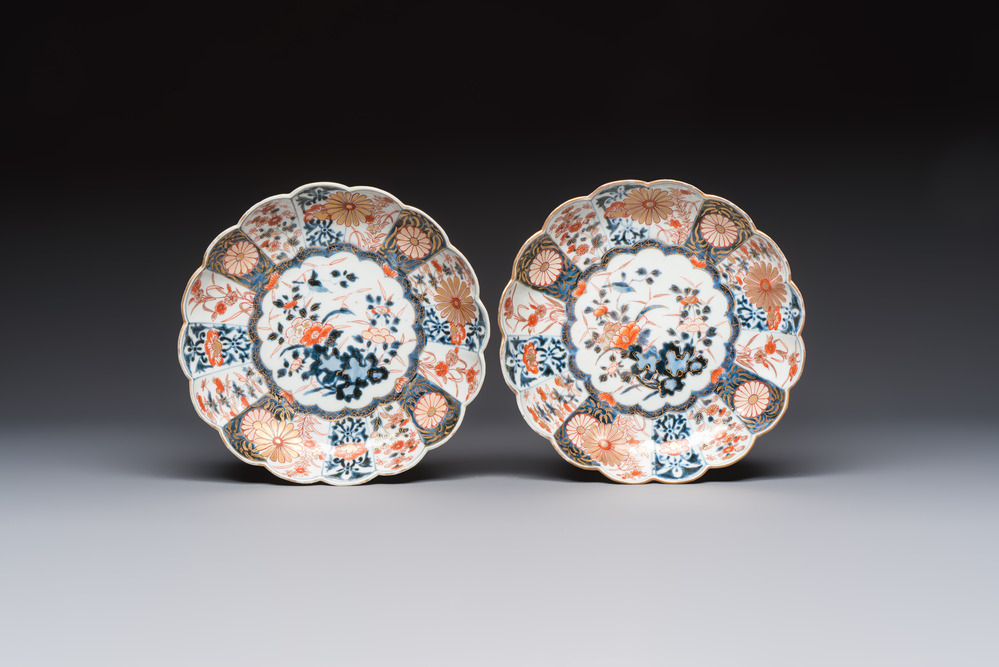 A pair of Japanese Imari lobed plates with floral design, Edo, 18th C.