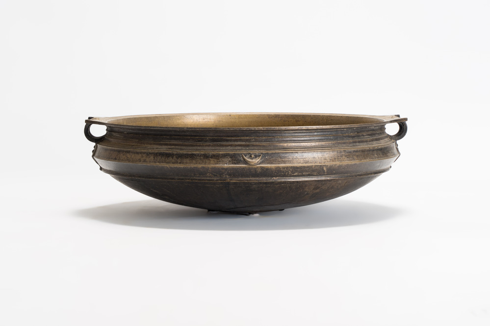 A large bronze temple bowl or 'urli', South India, 19th C.