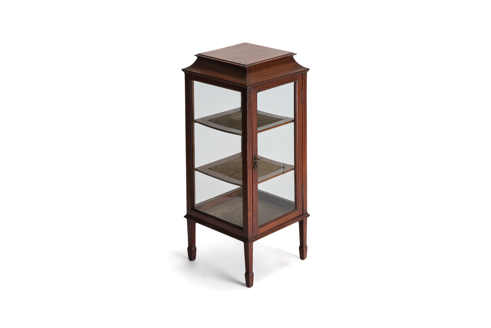 An Edwardian inlaid mahogany standing display cabinet, England, late 19/early 20th C.