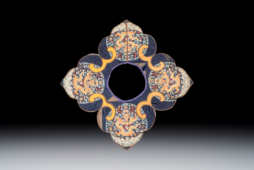 A Chinese embroidered silk 'Dragon' collar, late 19th C.
