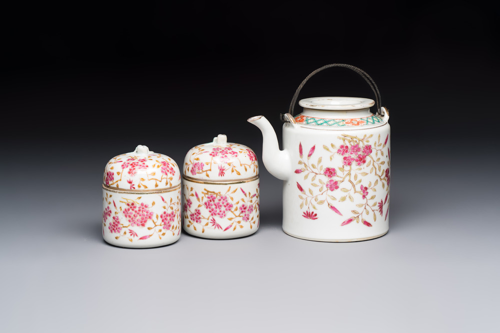 A Chinese famille rose wine pot and a pair of covered wine warming bowls with cups, Qianlong and Wang Fulong Zhi 汪福隆制 marks, 19/20th C.