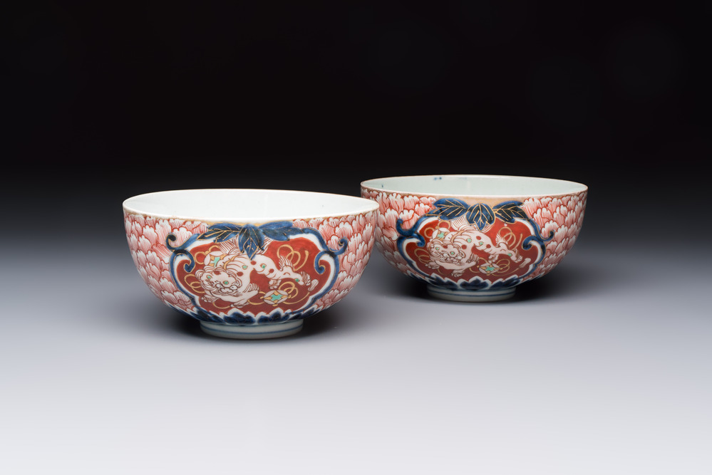 A pair of Japanese Imari 'Shishi Lions' bowls, Edo/Meiji, 19th C.