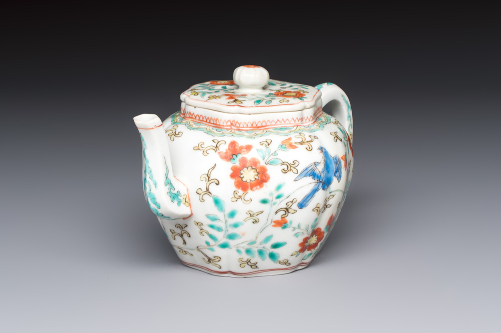 A Japanese Kakiemon teapot and cover, Edo, late 17th C.