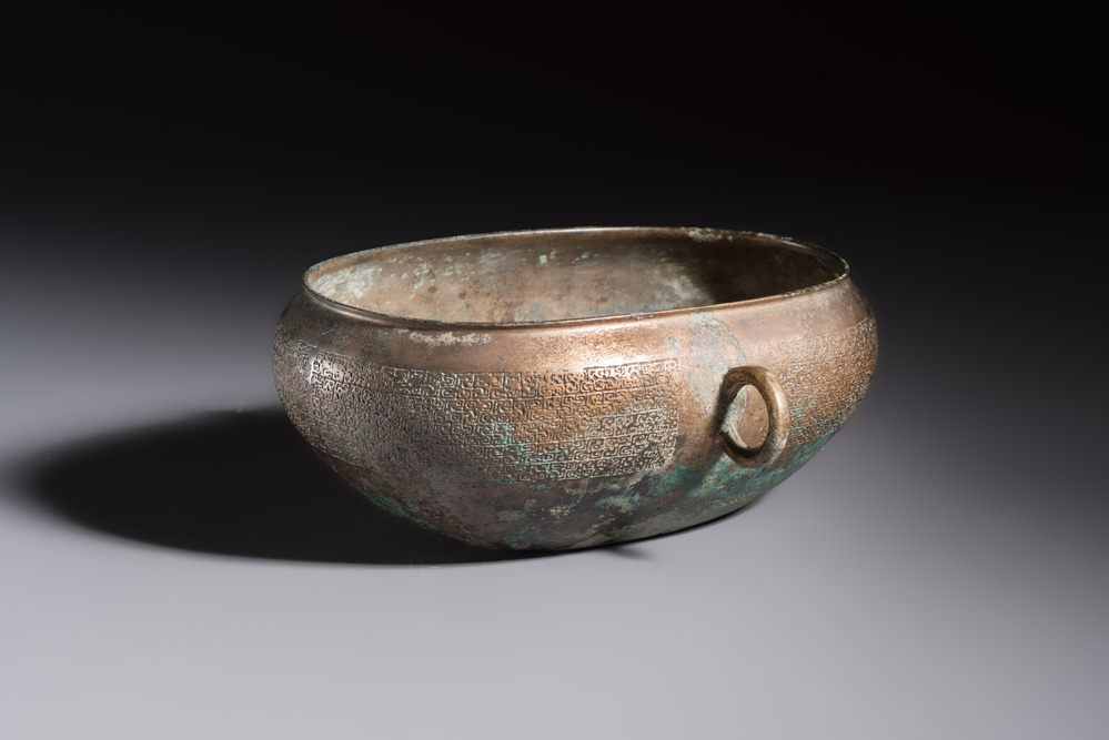 A Chinese archaic bronze two-handled cup with 'Leiwen' design, late Spring and Autumn period