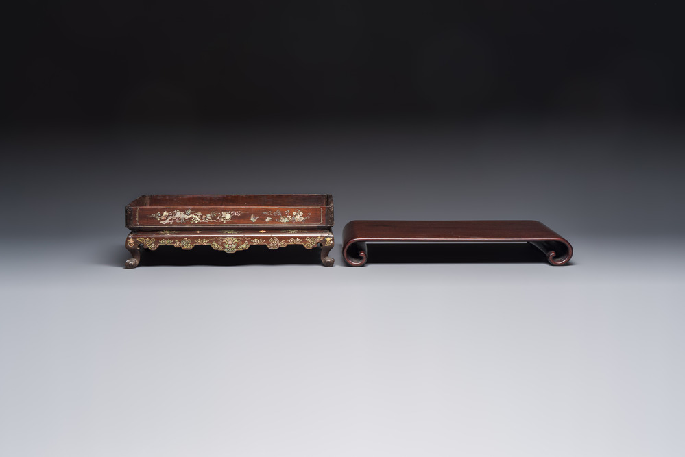 A Chinese or Vietnamese mother-of-pearl-inlaid wooden tray and a Chinese hongmu stand, 19/20th C.
