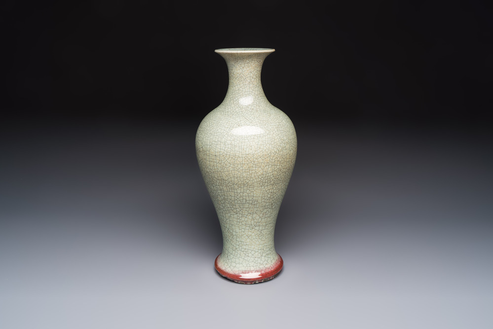A Chinese crackle-glazed vase, 19th C.