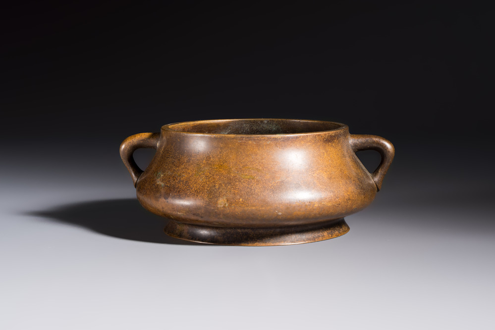 A Chinese double-handled bronze incense burner, Xuande mark, 17/18th C.