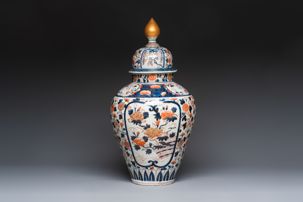 A large Japanese Imari baluster vase and cover with floral design, Edo, 17/18th C.