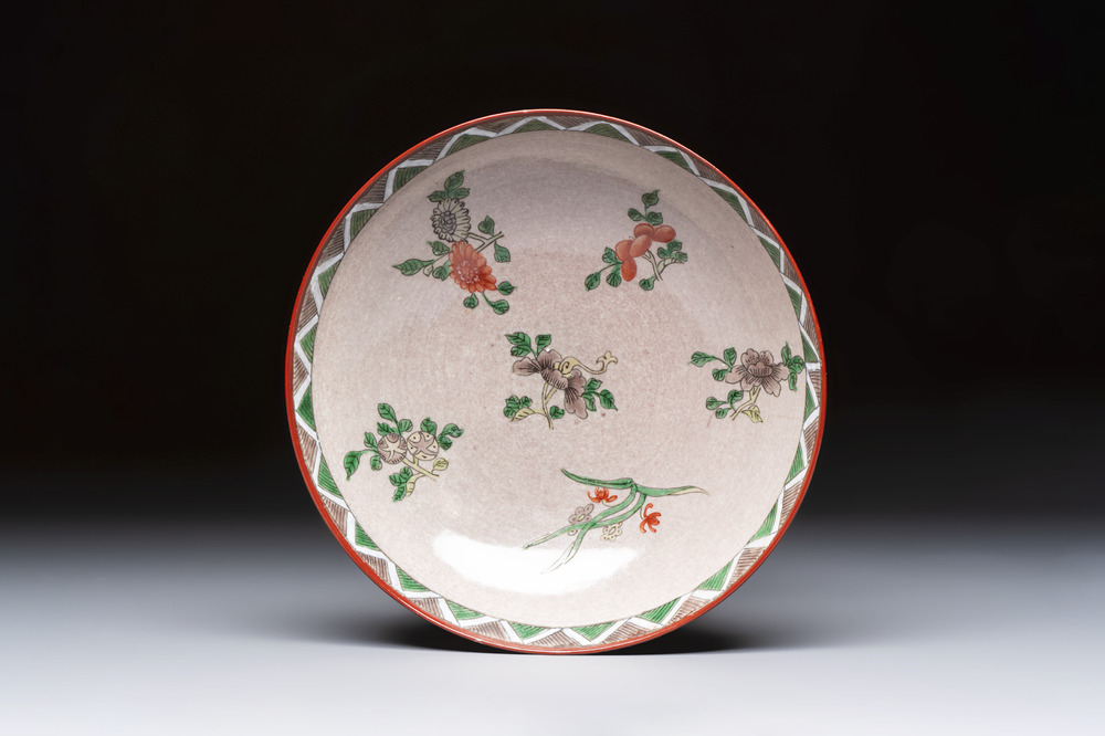 An unusual Chinese famille verte copper-red-ground shallow bowl with floral design, 19th C.
