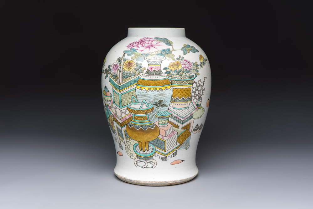 A Chinese famille rose 'Antiquities' vase, 19/20th C.