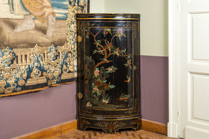 Een beschilderde houten hoekkast met chinoiseriedecor, wellicht Engeland, 18e eeuw
