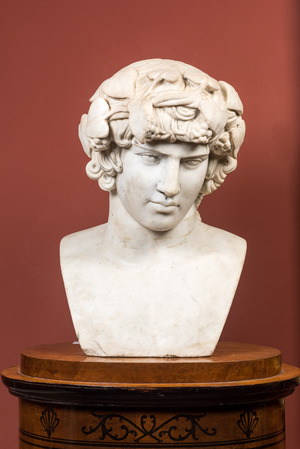 Een grote 'Grand Tour' marmeren buste van Antinoüs als Dionysos, Italië, 19e eeuw