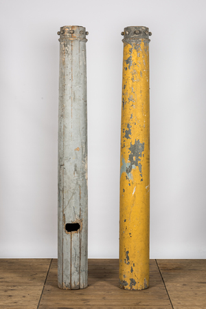 Deux colonnes industrielles en bois peint en gris et jaune, 19/20ème