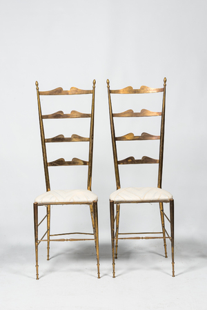 Une paire de chaises en laiton de style Hollywood Regency, Italie, 20ème
