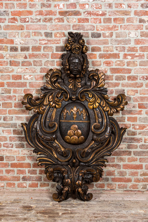 Een groot deels verguld houten reliëf met een wapenschild, Italië, 19e eeuw