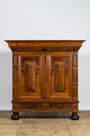 Een eikenhouten wortelnootgefineerde kussenkast, 18e eeuw