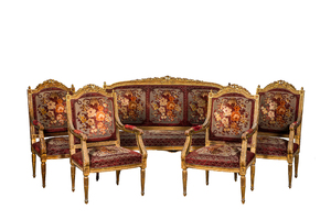 Een verguld houten neoclassicistisch salon bestaande uit een sofa en vier armstoelen, 20e eeuw