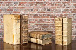 Een gevarieerde collectie van zes boeken met religieuze thematiek en naar de antieken, 17/18e eeuw