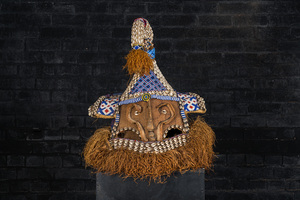 Een Kuba helmmasker (mukenga) met kaurischelpen, Congo, 20e eeuw
