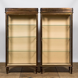 Een paar Franse vitrines in messing en glas, Muller Paris, 1e helft 20e eeuw