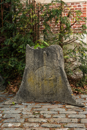 Een jardinière in de vorm van een boomstronk met deurtje, midden 20e eeuw