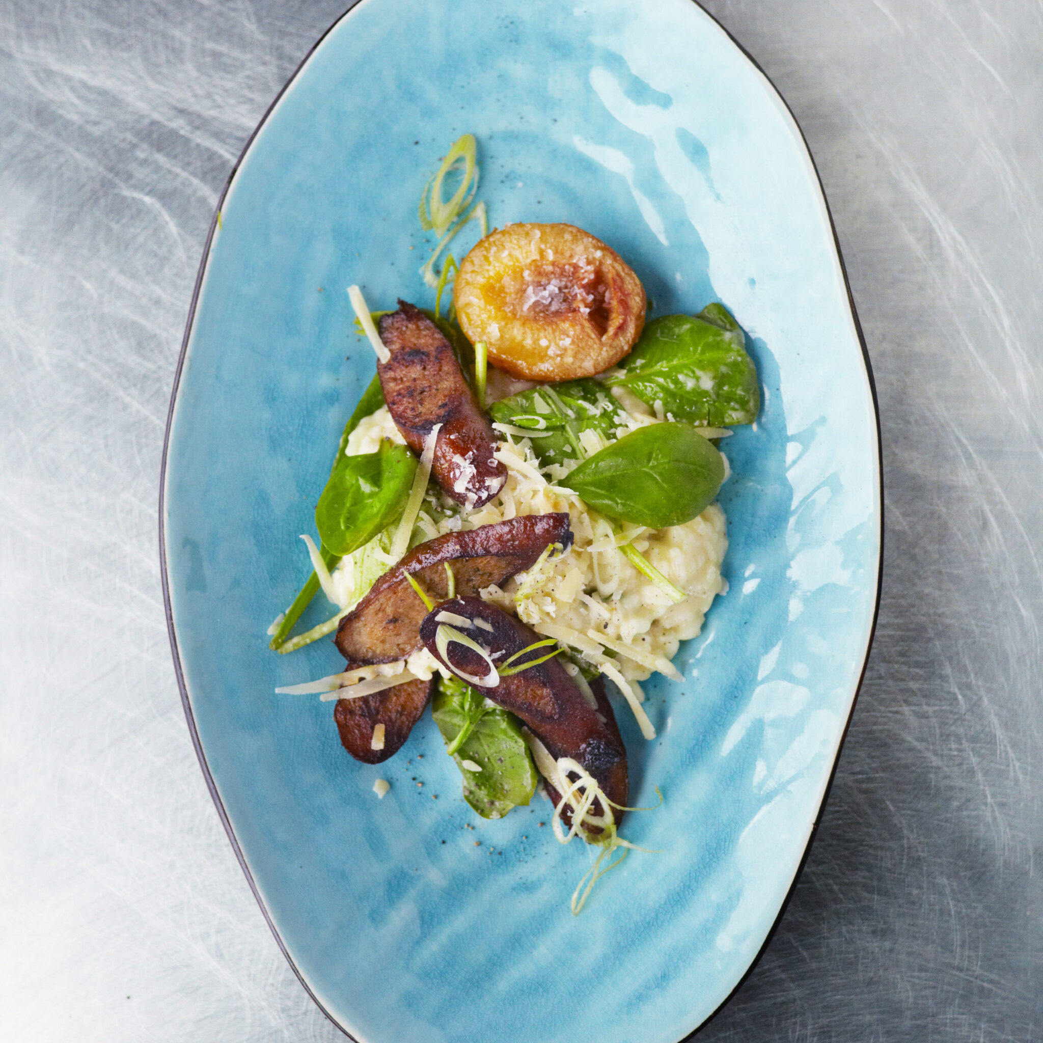 Risotto på västerhavsost och spenat med saltbakat plommon och kryddkorv