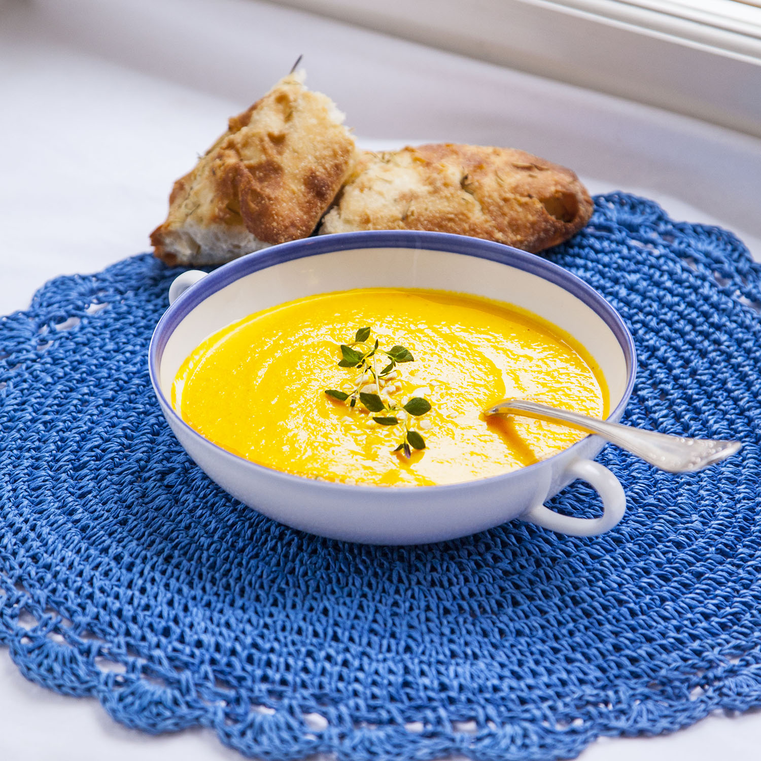 Krämig morot- och saffranssoppa med mjukt bröd