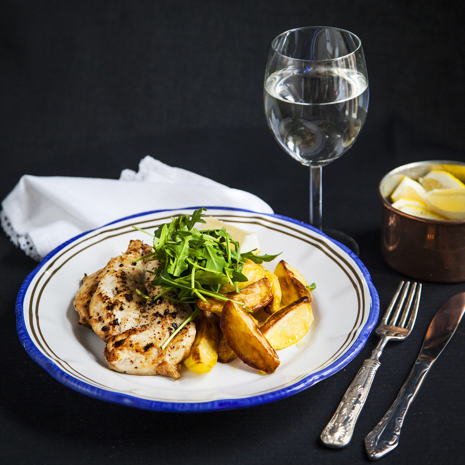 Pluras kycklingschnitzel med klyftpotatis och ruccola