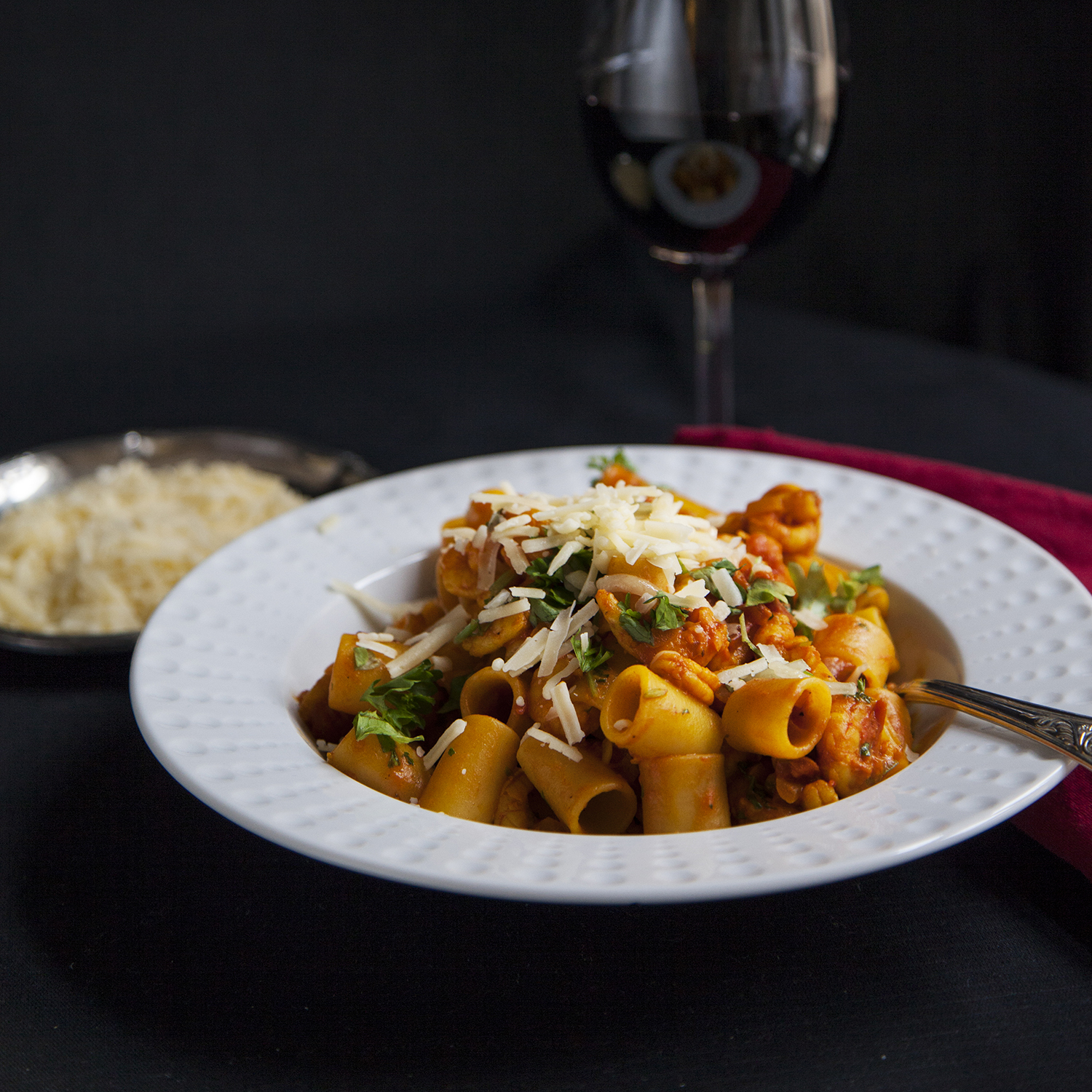 Saffranspasta med räkor och tomat