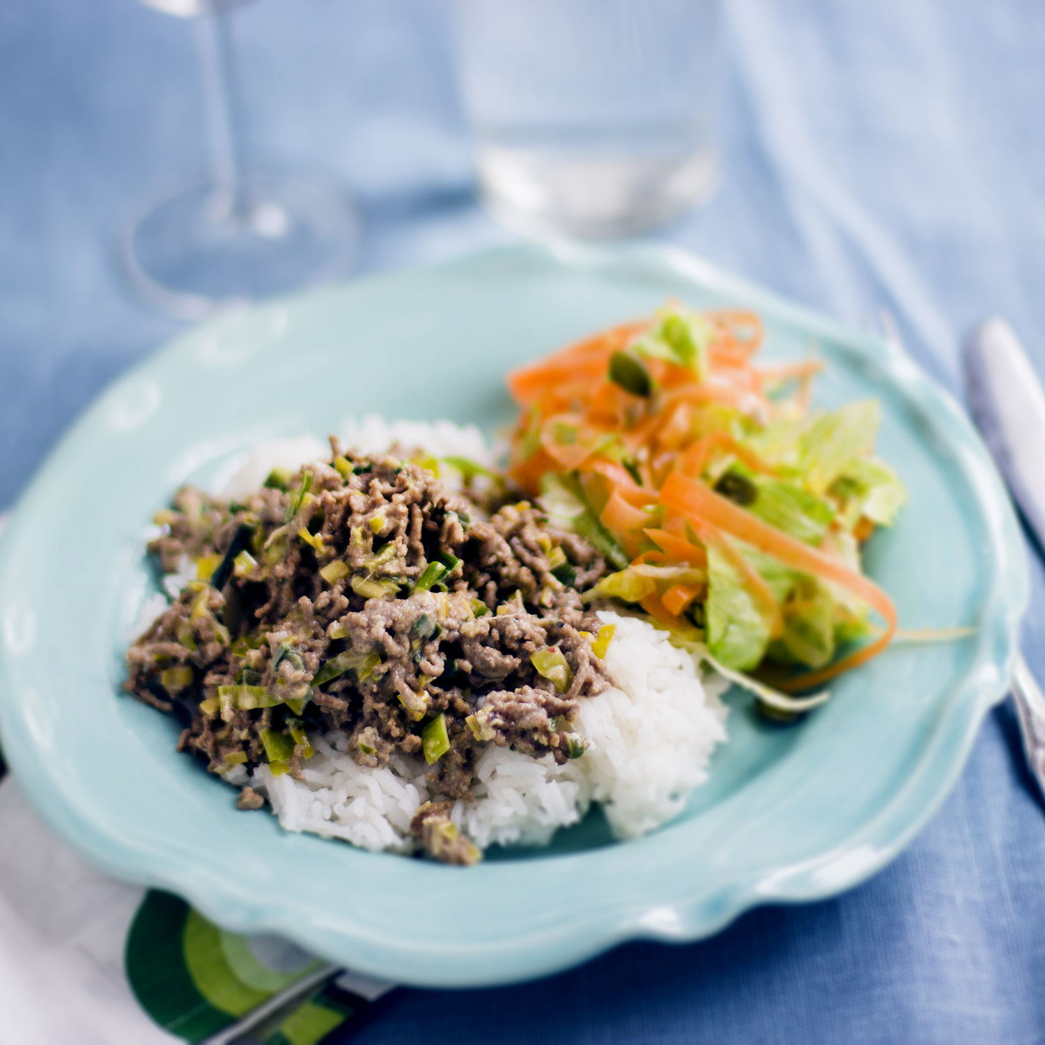 Asiatisk köttfärssås med frisk sallad
