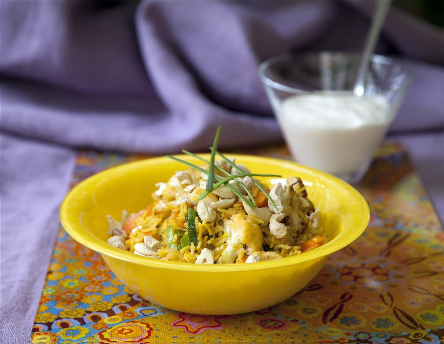 kryddigt ris med omelett, cashewnötter och vitlökssås