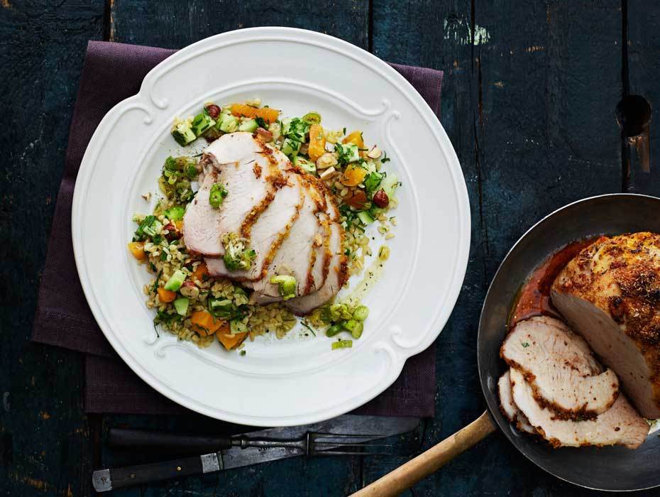 Kryddstekt skinka med bulgursallad, aprikoser och hasselnötter