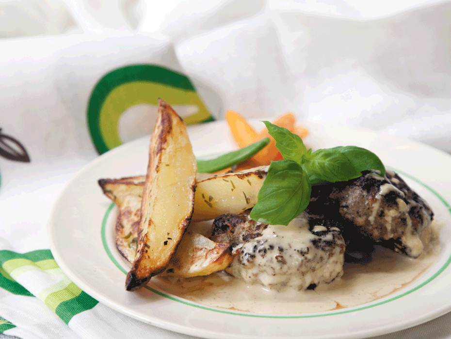 Ädelostfyllda färsbiffar med citronsås