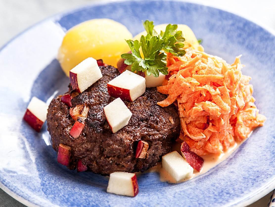 Äppelbiffar med morotstzatziki och kokt potatis