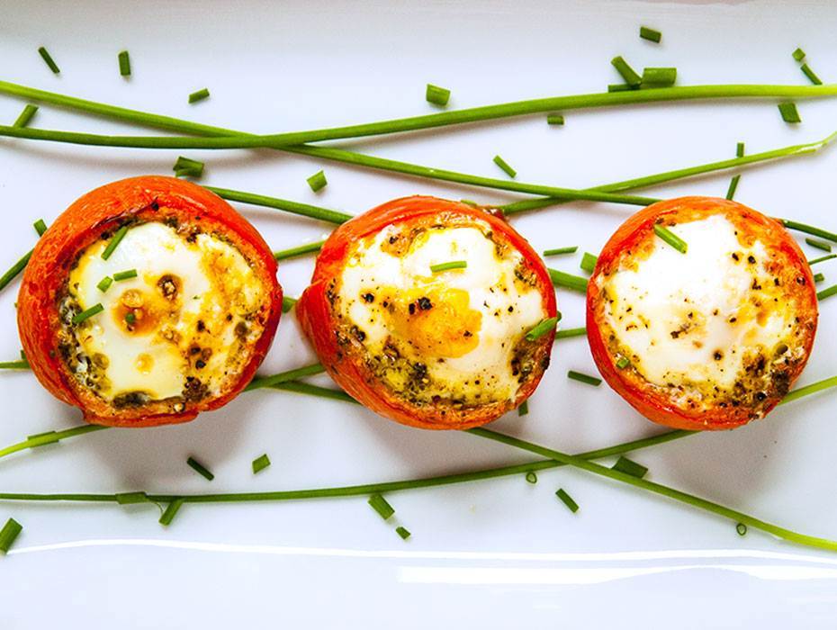 Bakade ägg i tomat