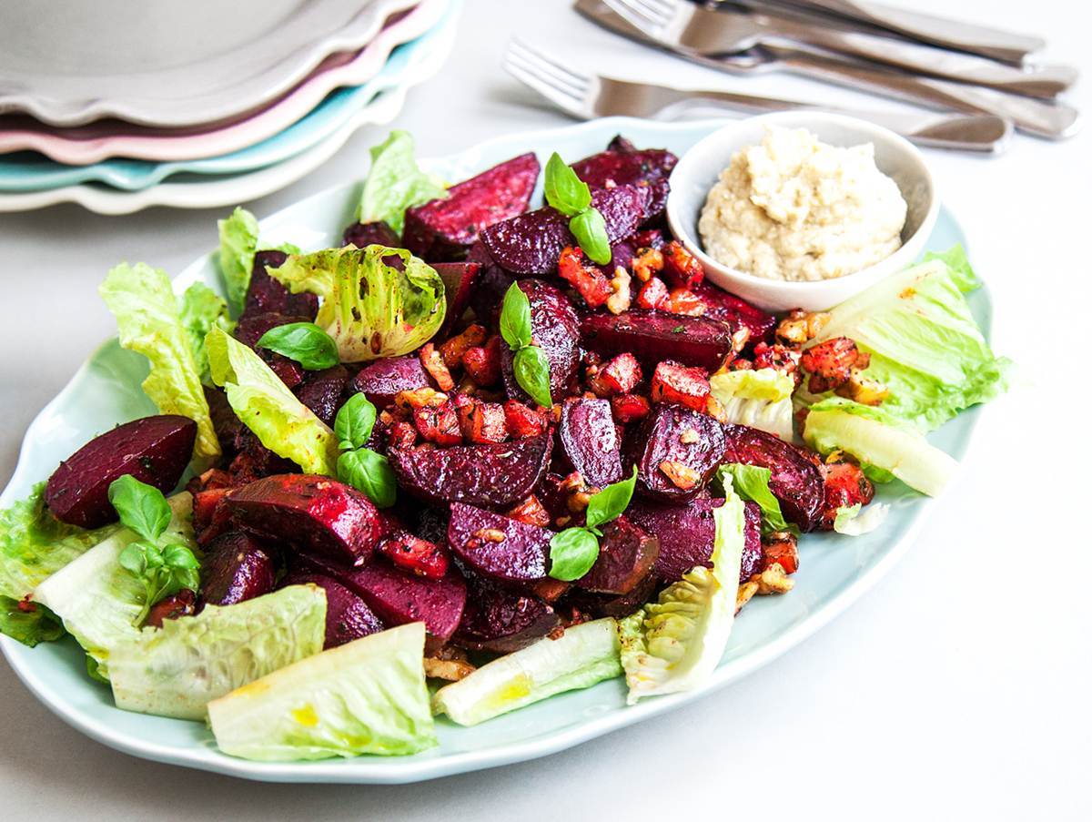 Betor med valnötsströssel, fläsk och rostad auberginekräm