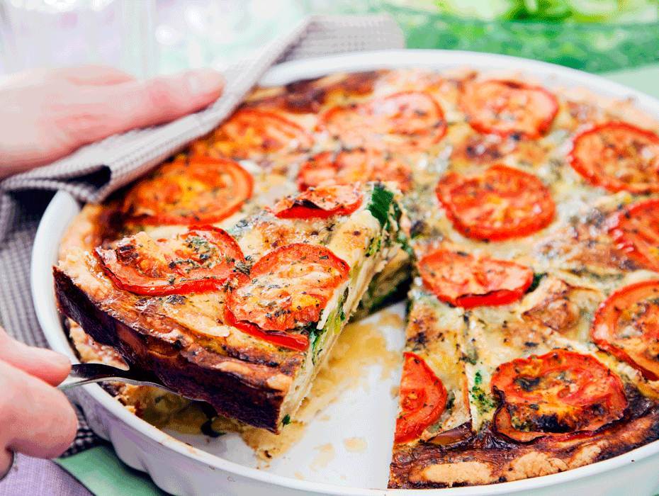 Broccoli- och brieostpaj med grönsallad